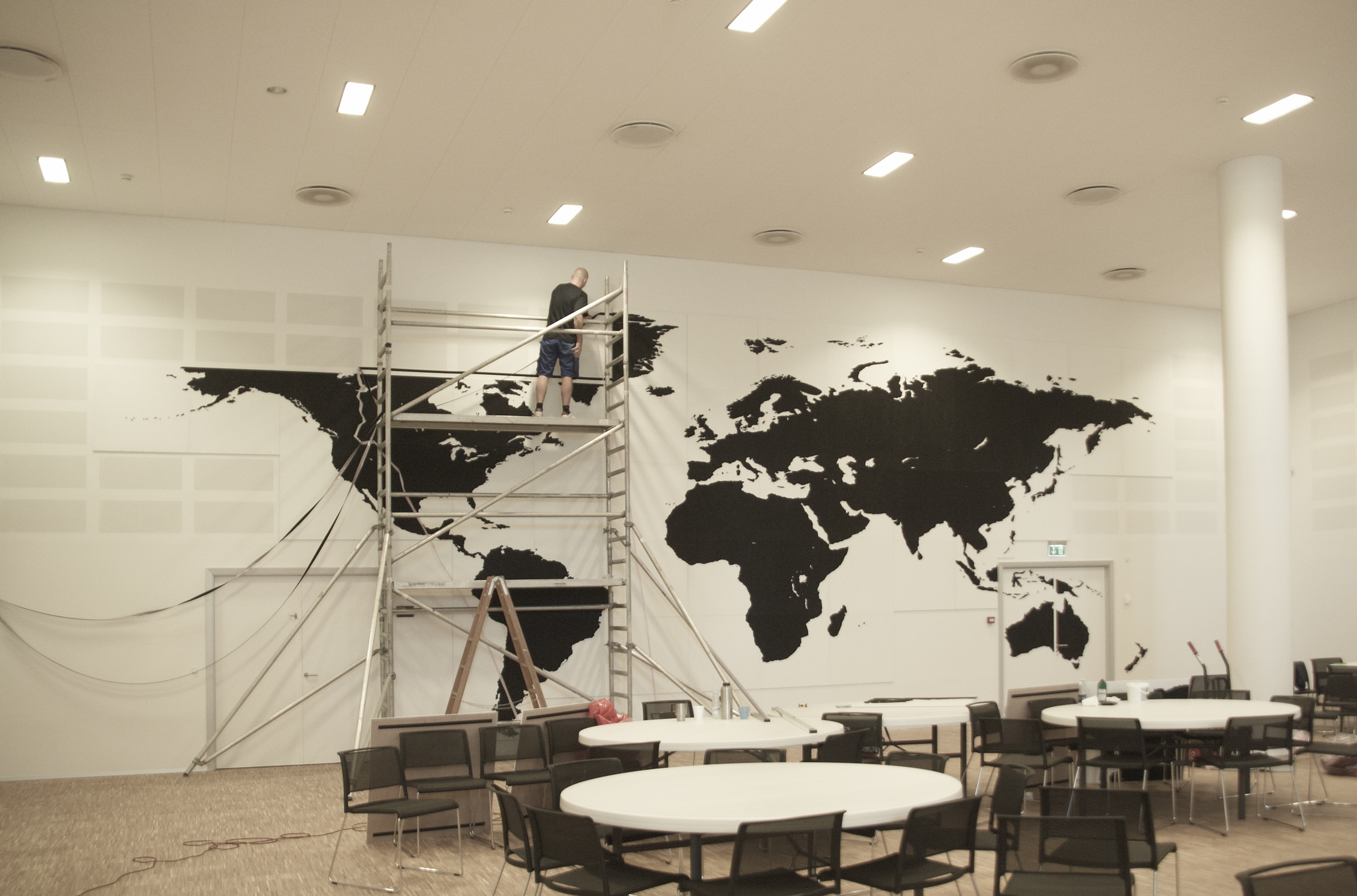 fraster, filt, opklæbning, akustik, uld filt, inspiration, design, indretning, filttavle, udsmykning, opklæbet filt, filt på væg, limet filt, vægfilt, filtfarve, dekoration